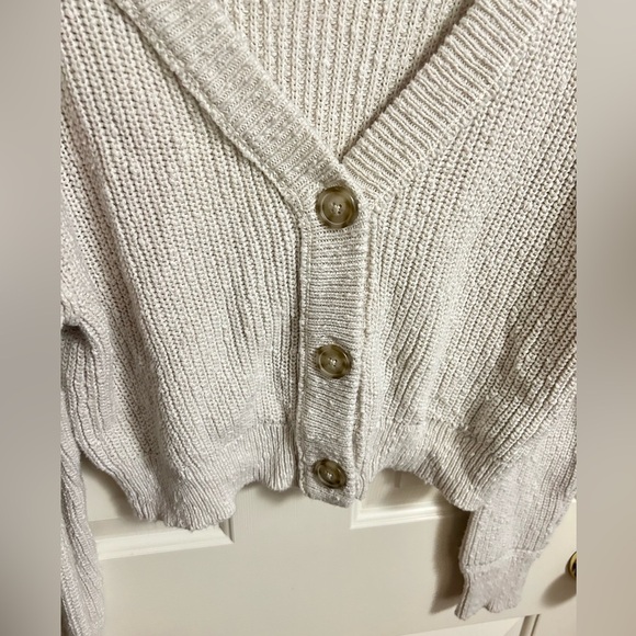 American Eagle AE Cropped Cable Knit Button Up Cardigan Sweater Size Medium - Picture 3 of 5